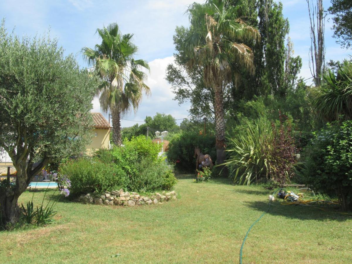 Villa Le Cabanon Des Hirondelles Villecroze Esterno foto